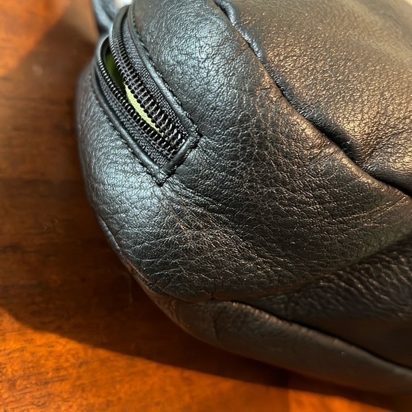 Clarks  Hobo bag  shoulder bag  pebbled leather Black  brushed silvertone HW GUC - Picture 12 of 14